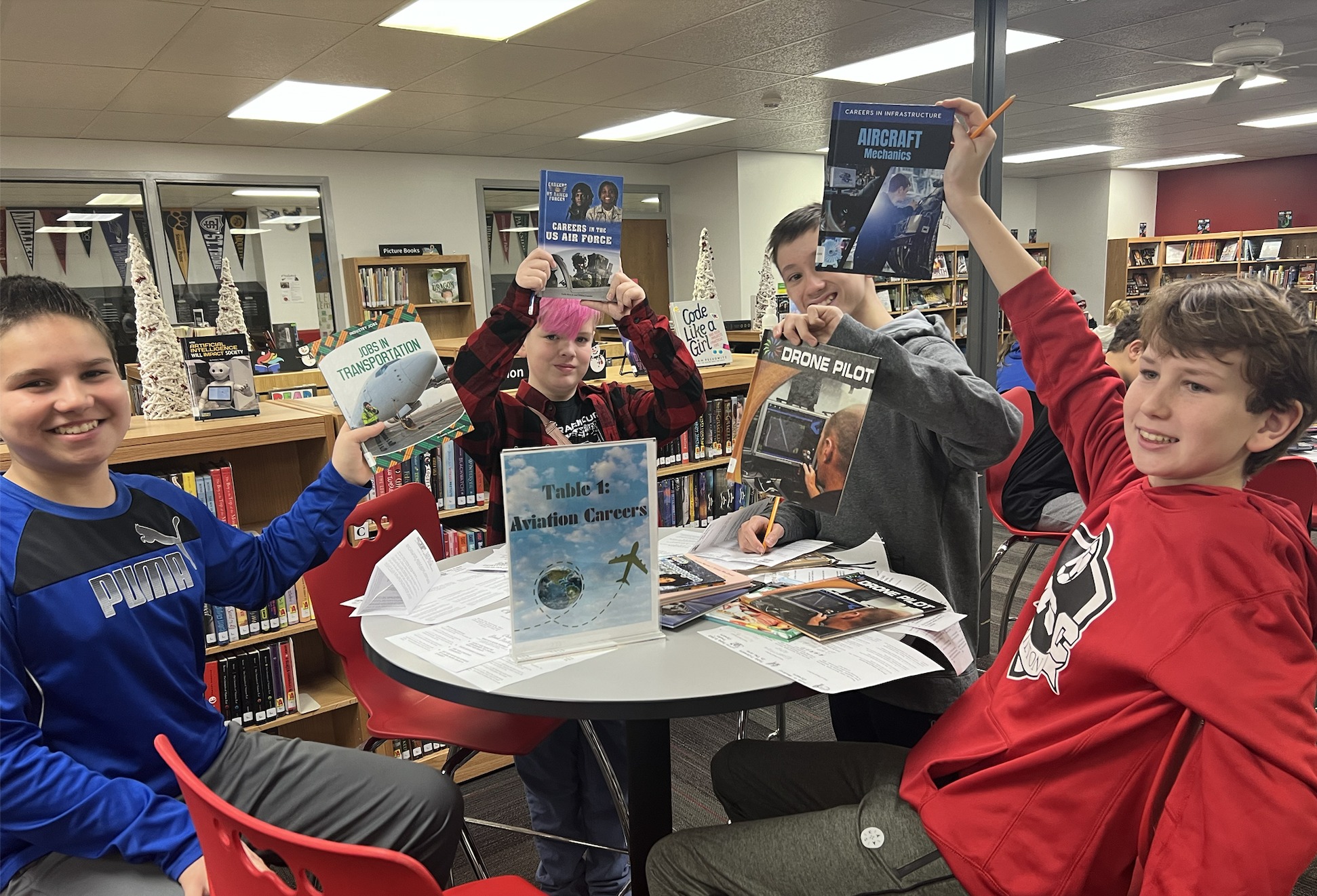 415032083_922955955900466_4318657706309053406_n people in library